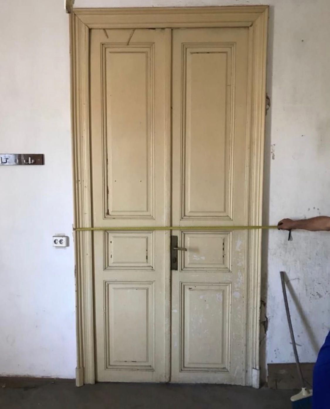Usi din lemn masiv