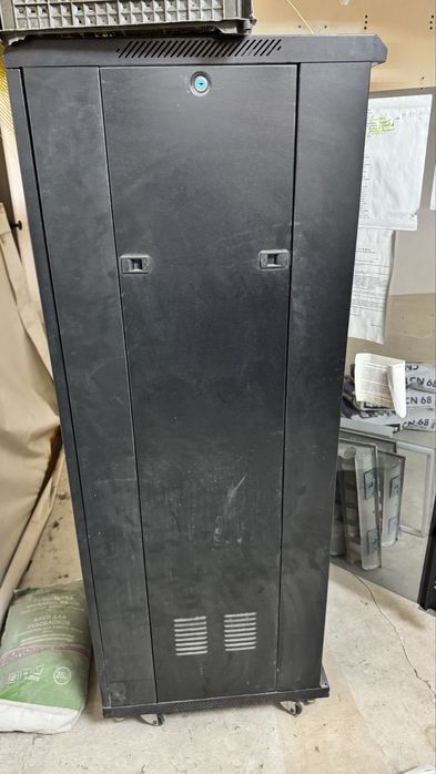 Серверный шкаф с дверкой и замком