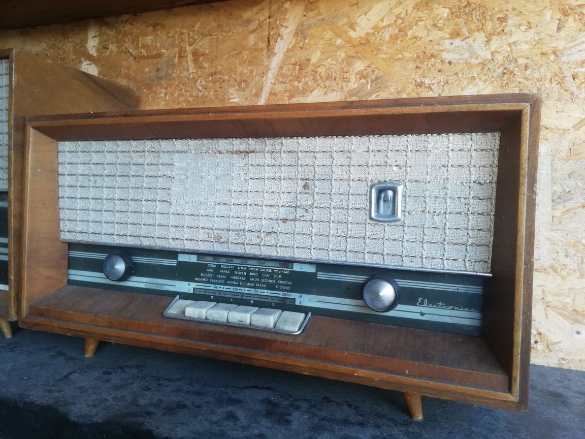 Radio vechi și mașina tuns gazon