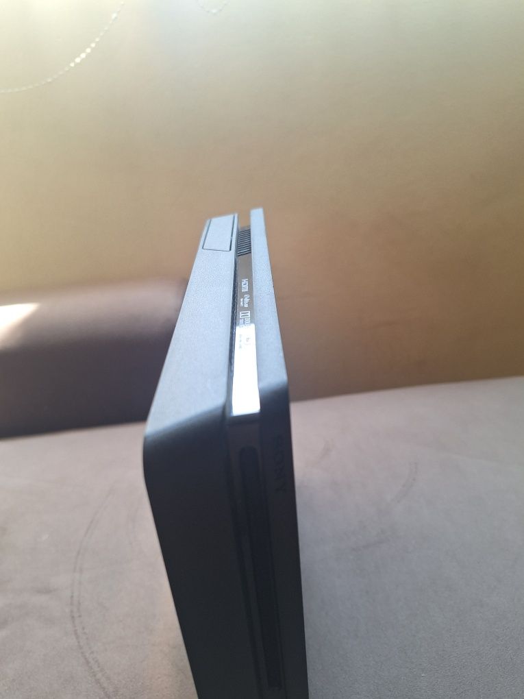 Playstation 4 slim
