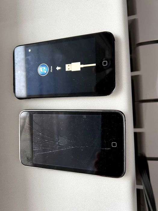 2 bucati iPod - uri capacitate 8 Gb