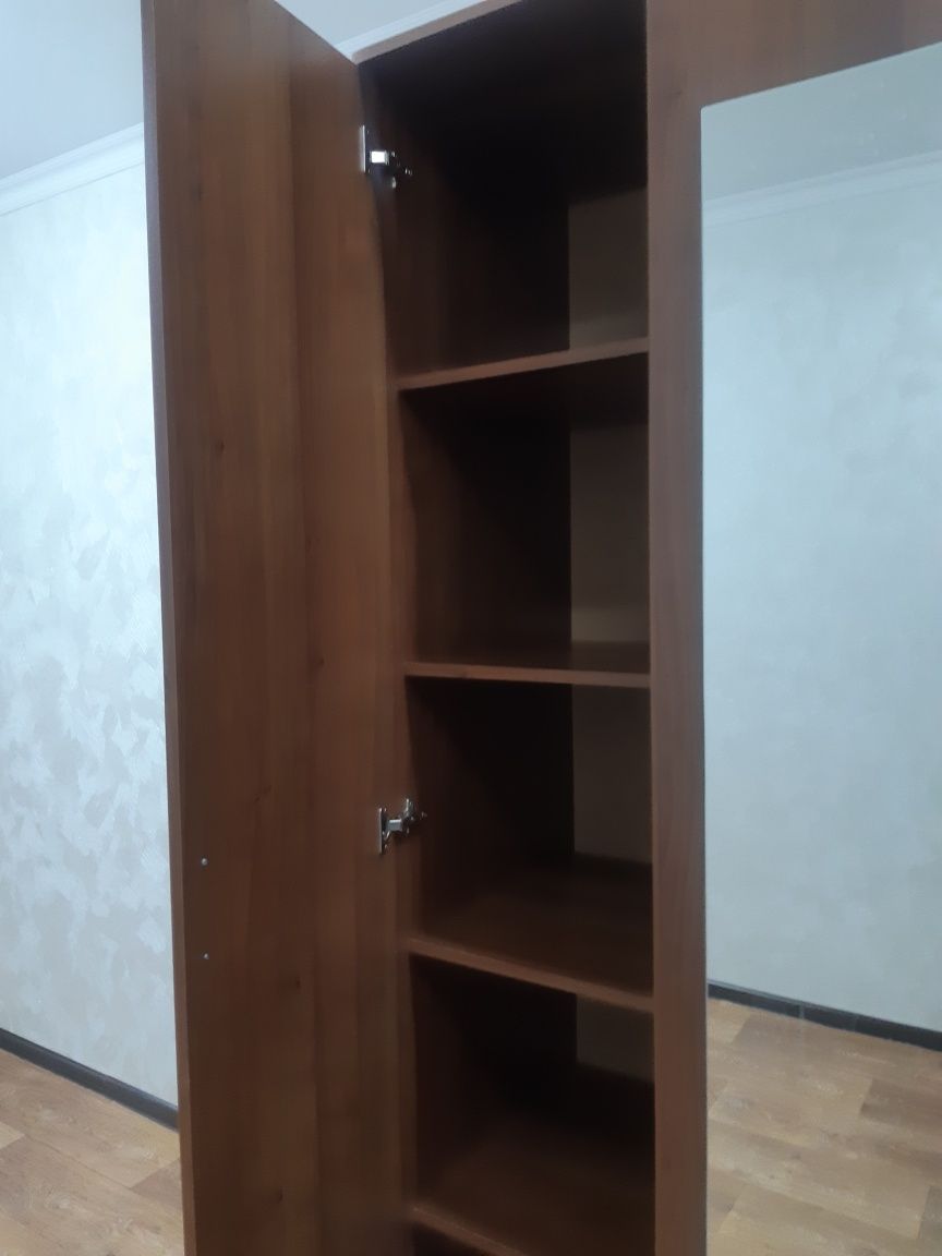 Продам шифоньер. Уступлю. Торг есть