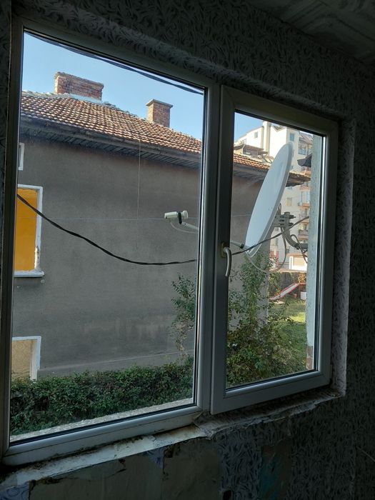 PVC прозорци двойни с по едно крило отваряеми в перфектно видимо състо