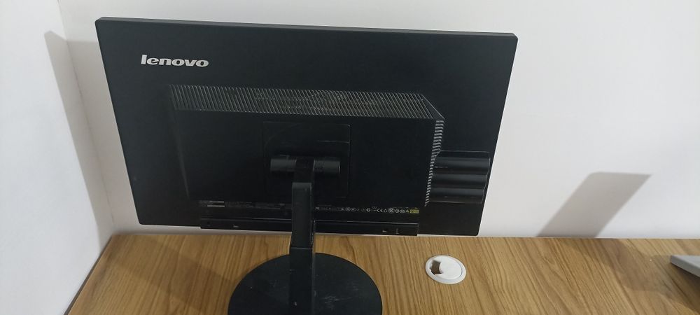 Lenovo manitori.