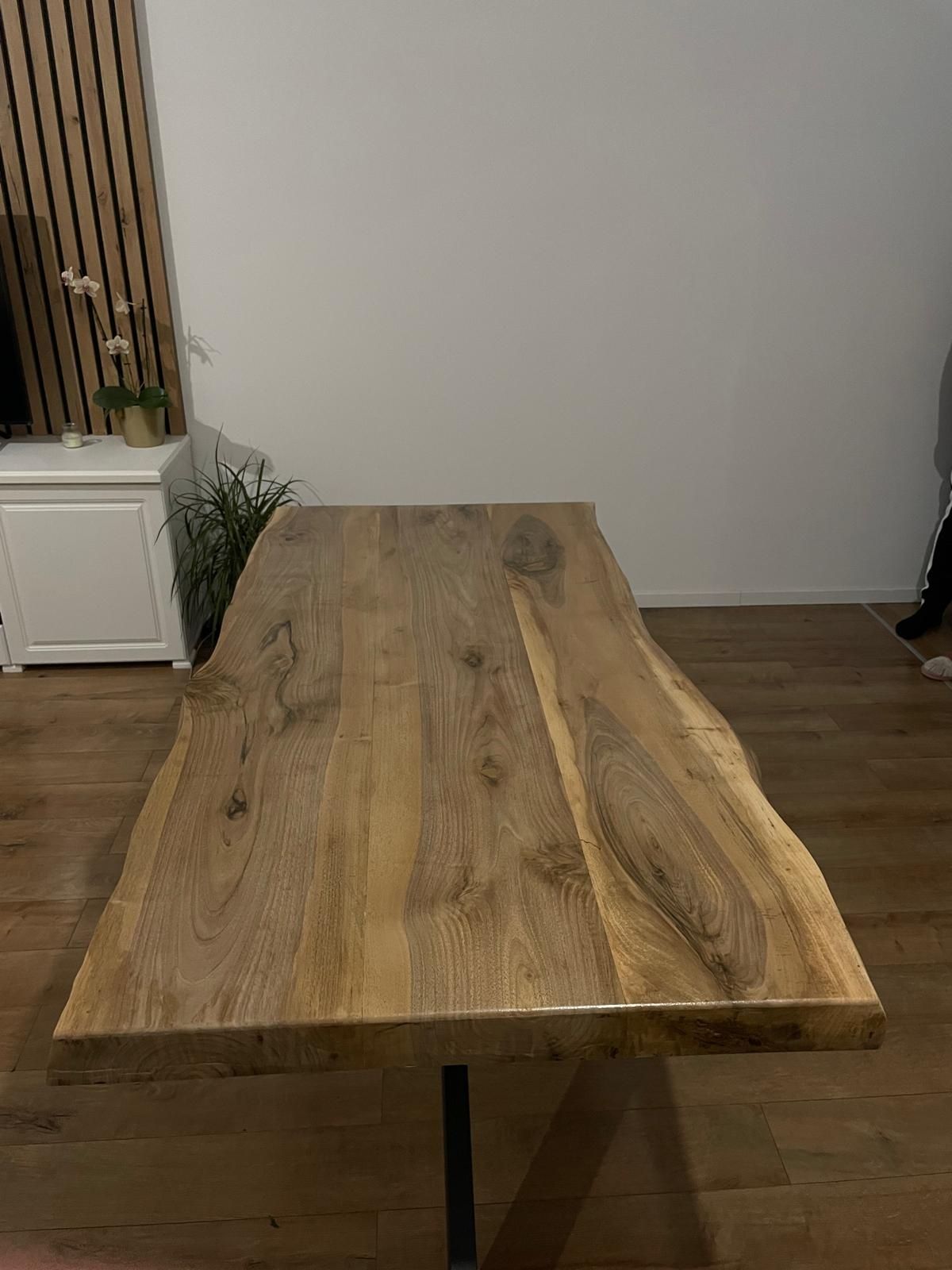 Masa din lemn masiv(nuc)