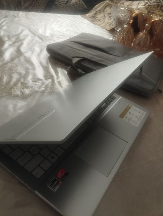 ASUS Vivobook Go 15 OLED (модель E1504FA-L1742). 
Основные характерист