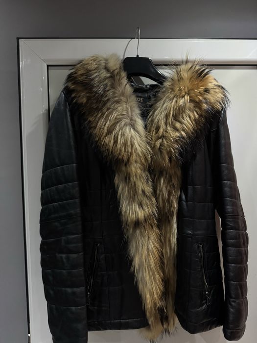 Зимно яке от естесвена кожа, с качулка от естесвена яка!