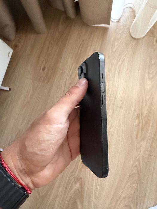 iPhone 15 - пукнато стъкло