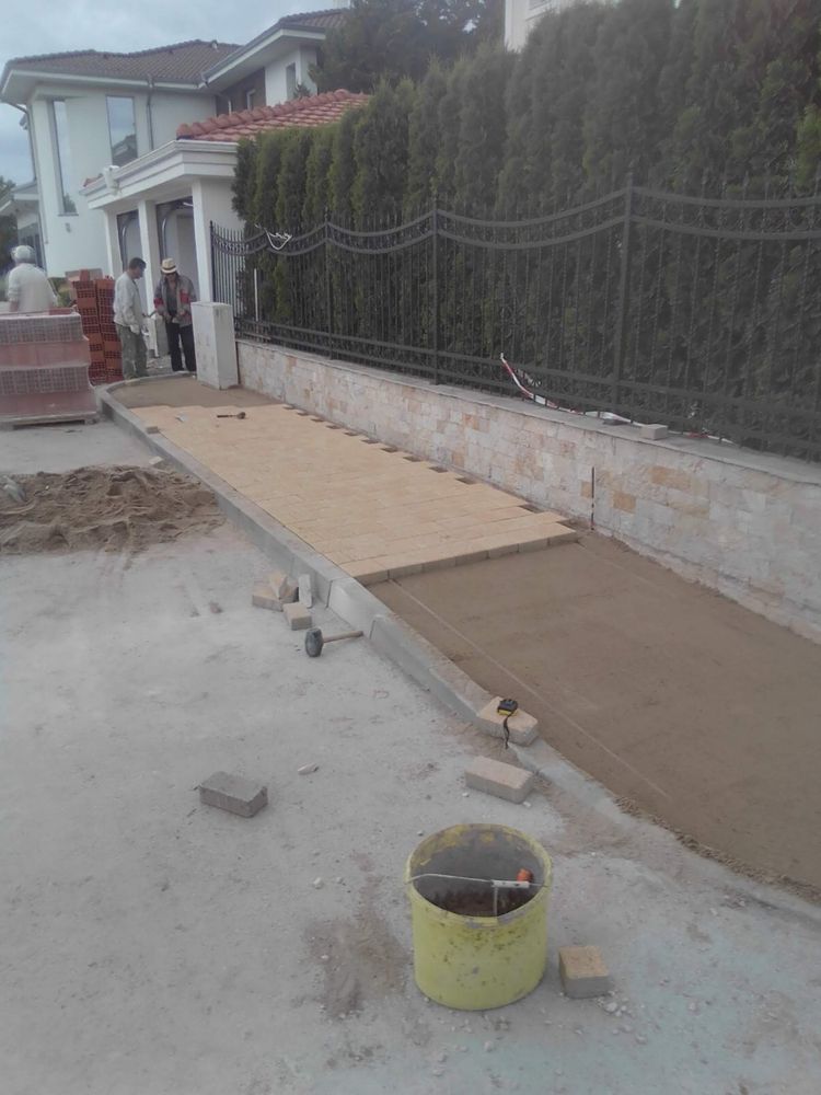 Нареждам тротоарни плочи