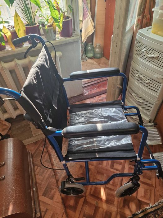 Продам инвалидную коляску