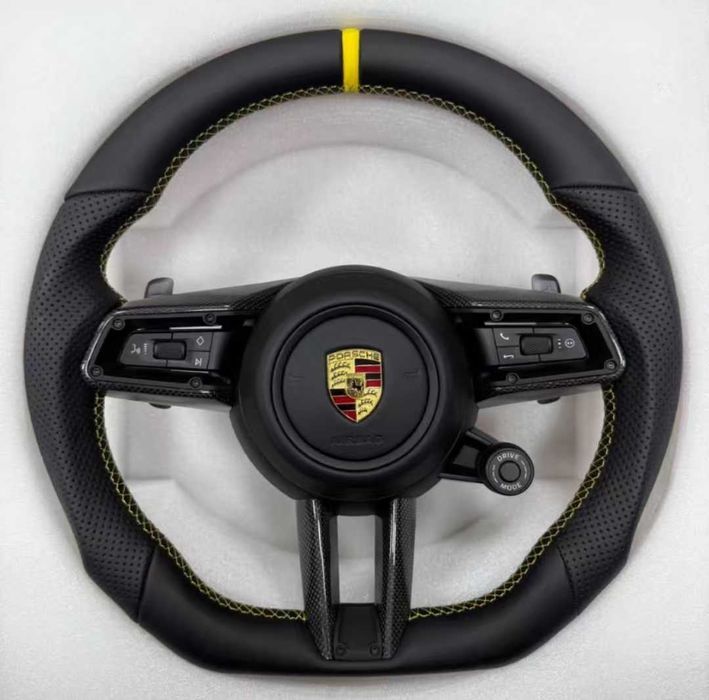 Porsche спортен карбонов волан с жълт маркер и шевове