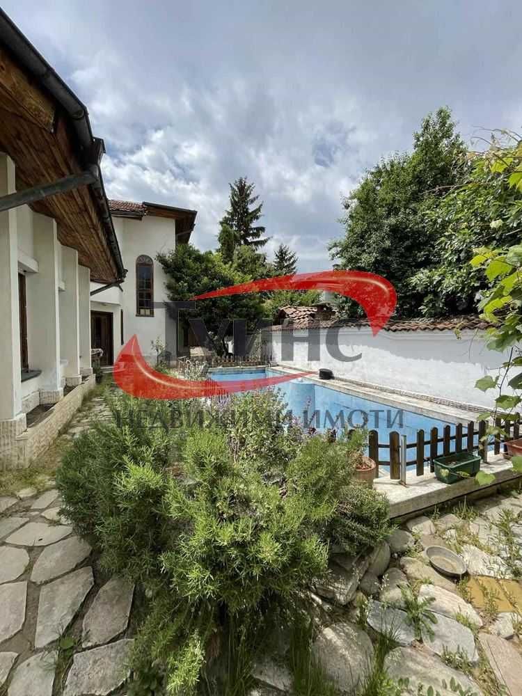Двуетажна къща с басейн, двор - 556кв.м., с.Брестовица