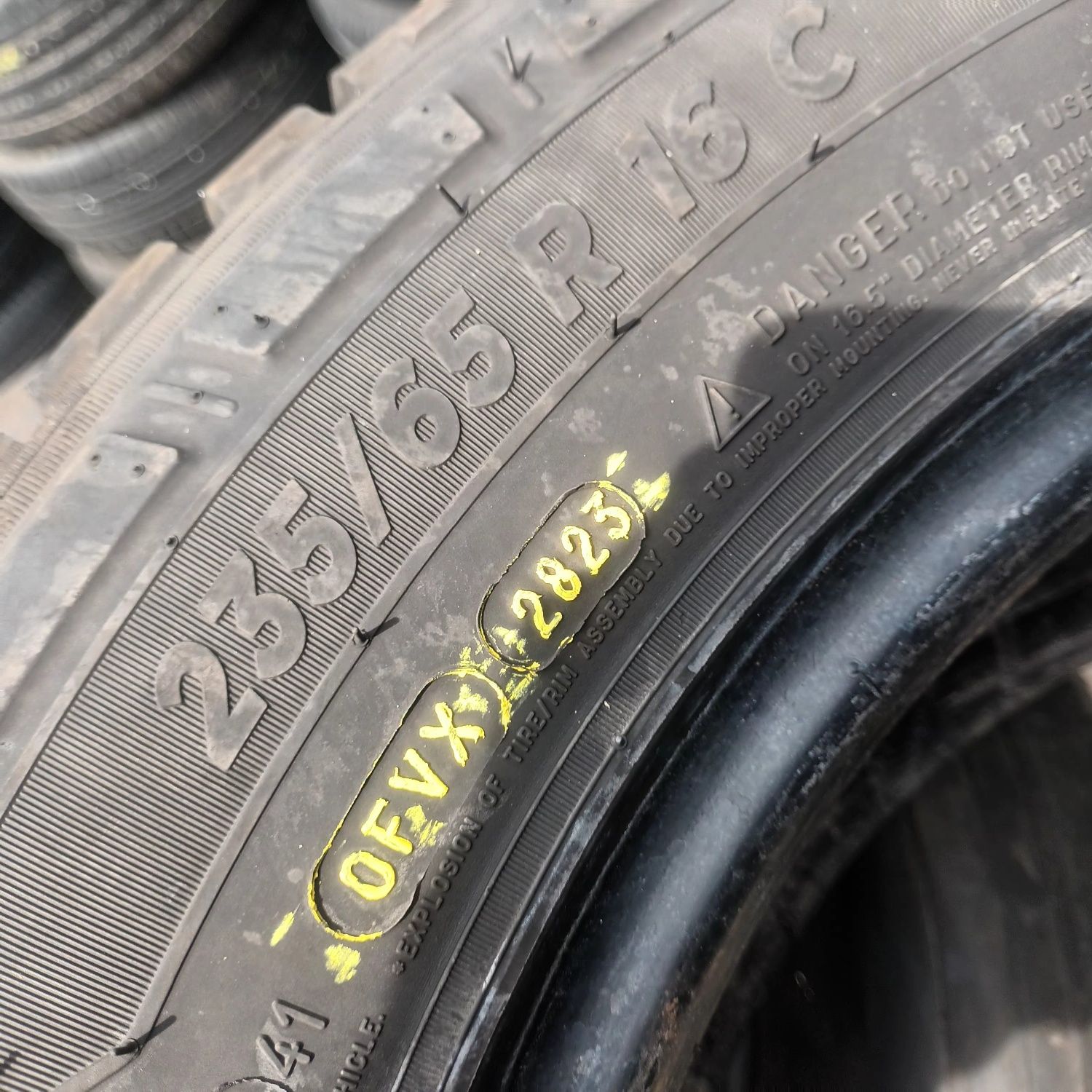 235 65 16 С Michelin 2бр летни за БУС  дот 2023г
