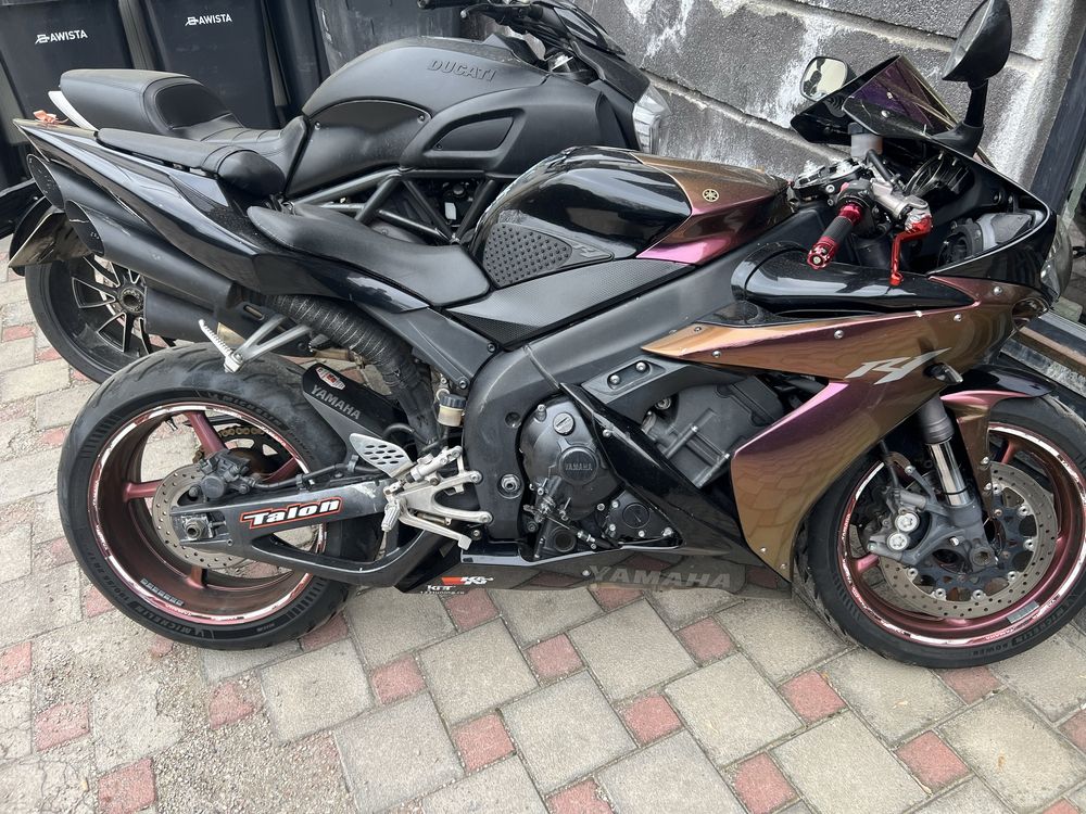 Yamaha R1. Sunet demential