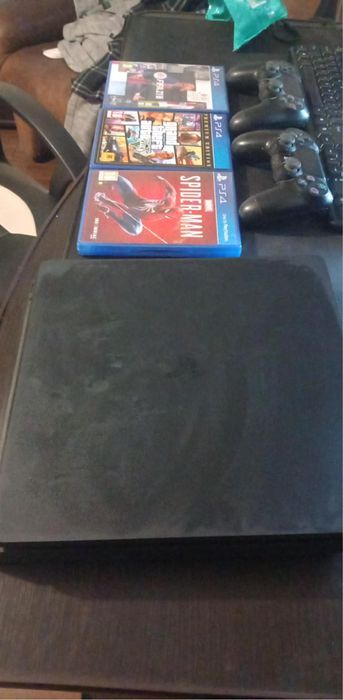 Vand PlayStation 4 cu doua manete + jocuri
