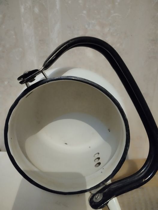 Чайник эмалированный.