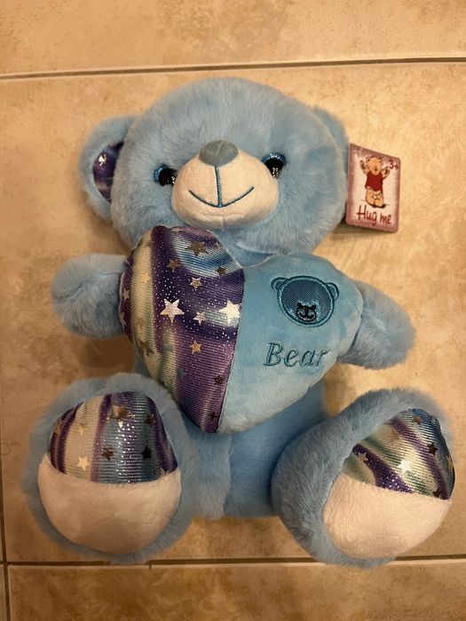 Плюшено мече със сърце.