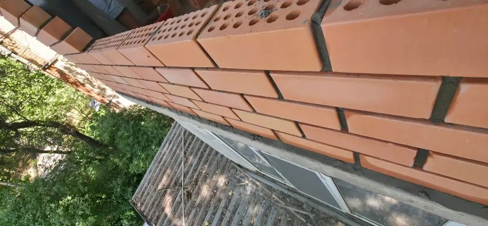 Делаю кладку балкона облицовочным и простым кирпичом