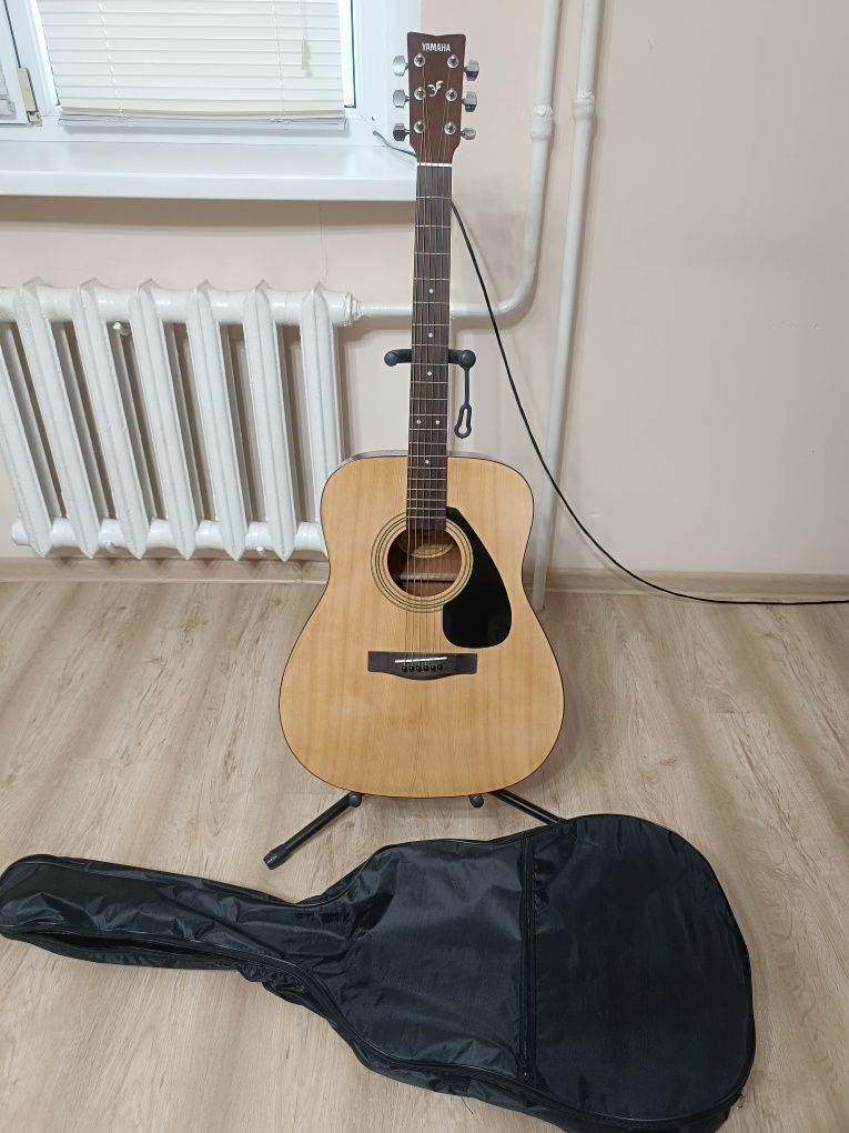 Yamaha F310. Гитара, стойка, чехол.