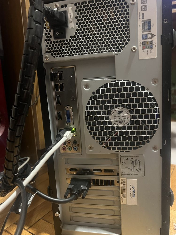 Pc intel i7 4770k, 16gb ram, AMD RX 580 8gb, ssd 120gb, hdd 500gb.