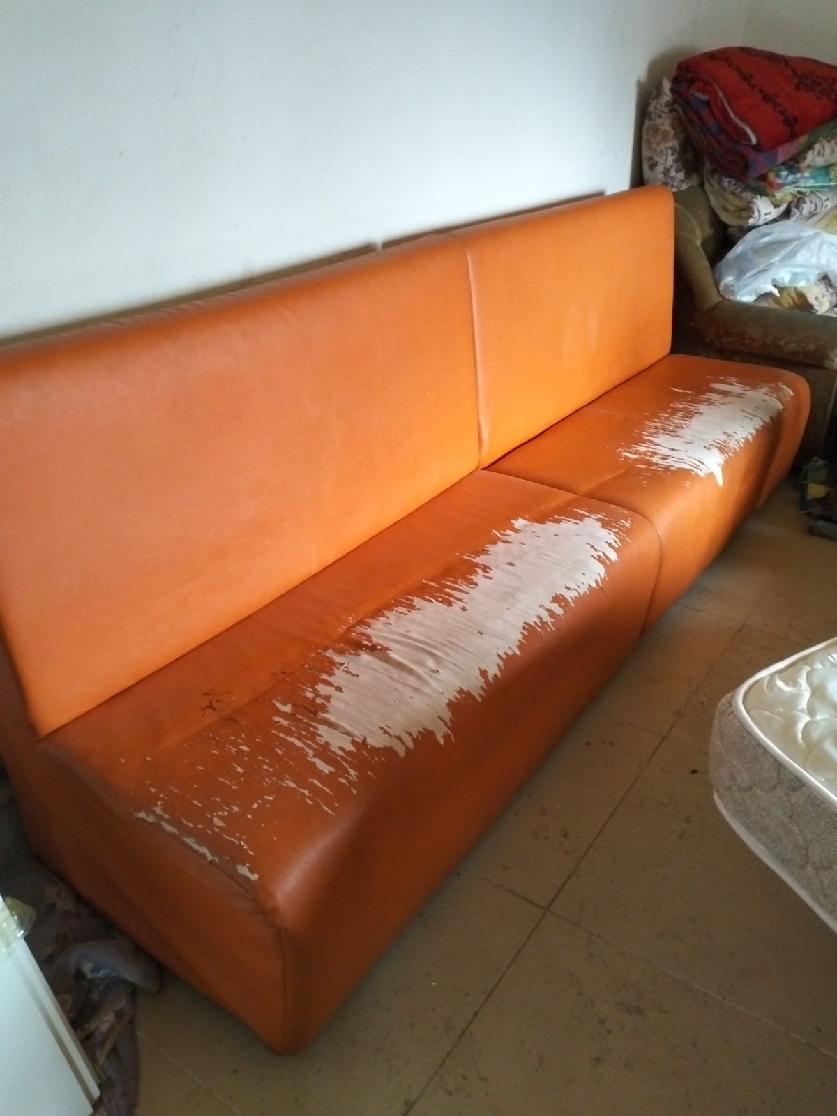 Продается шкаф с 4 стульями и 8 табуретки компью. стол мягкий кресло