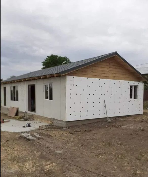 vând case din structura metalică su panouri sandwich