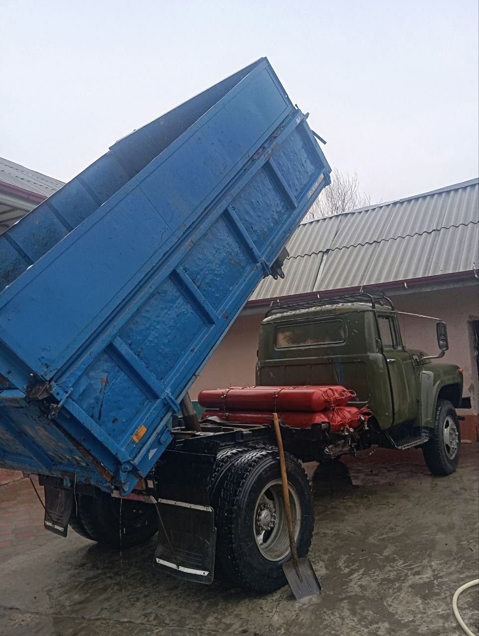 zil selxoz sotiladi