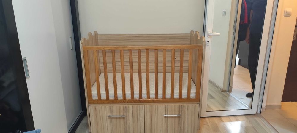 Продавам детска кошара с размери: Дължина 110 см, Широчина 60 см