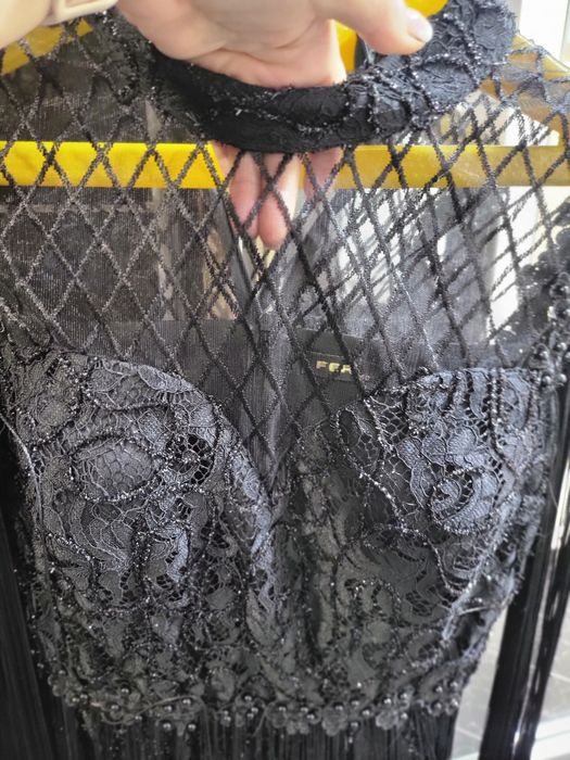 Rochie eleganta cu franjuri și paiete.