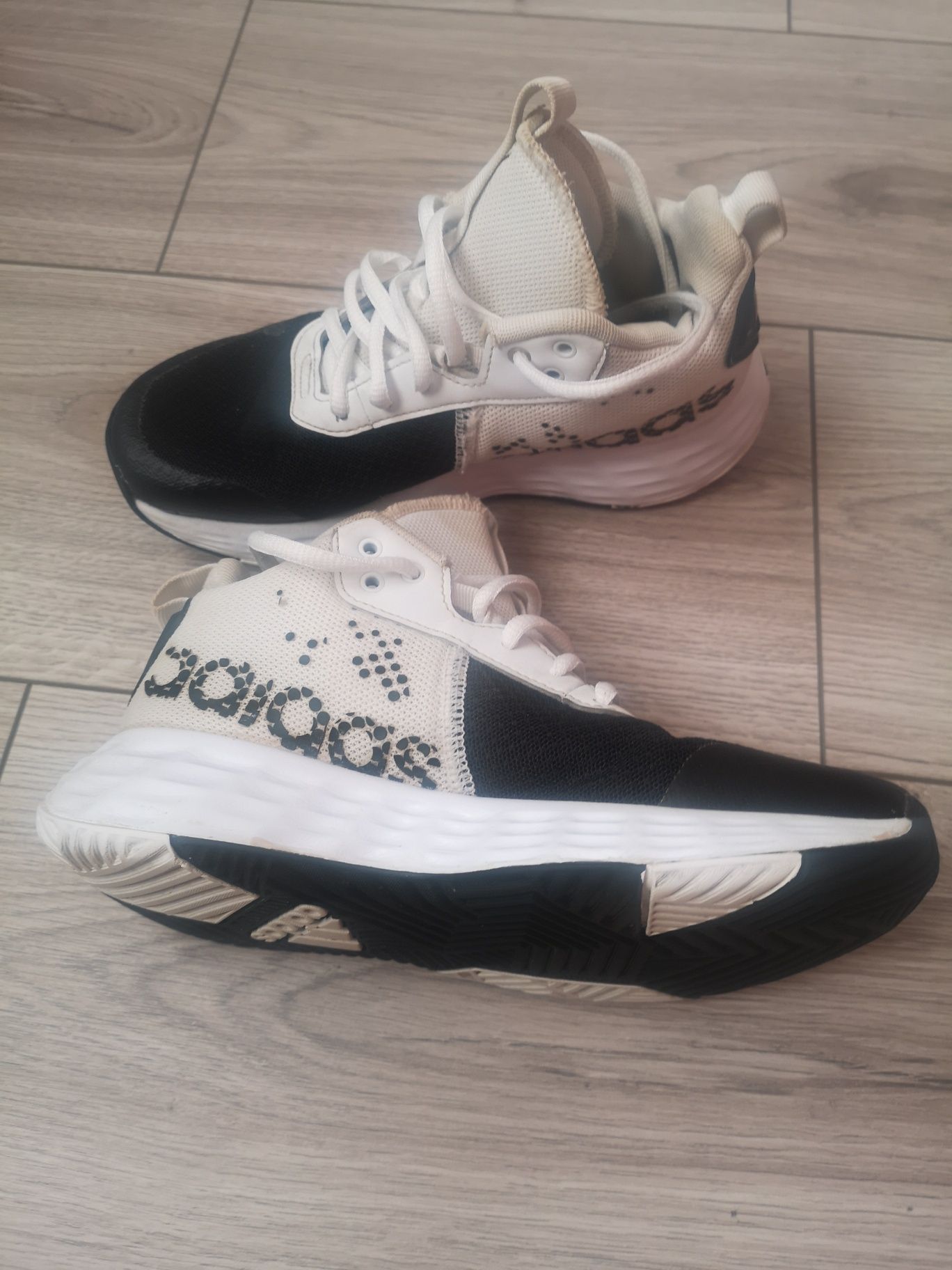 Bascheți Adidas marime 35 impecabili