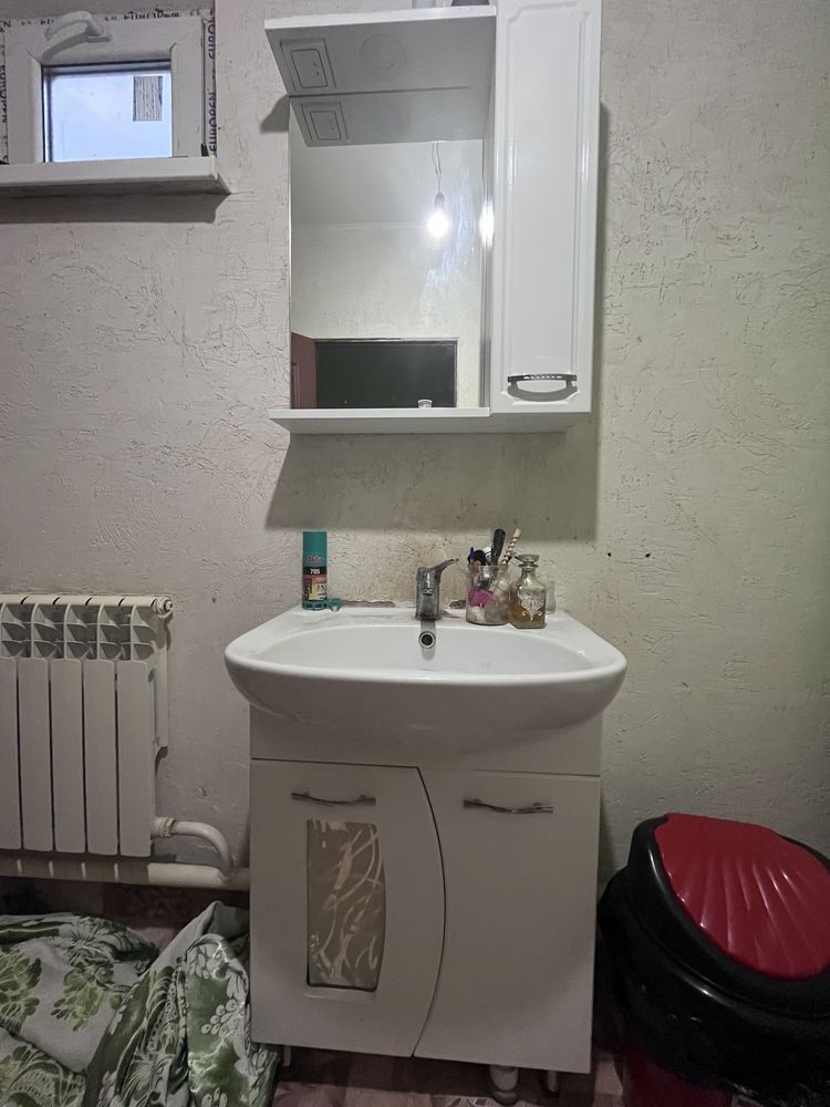 туалетный шкаф и зеркало