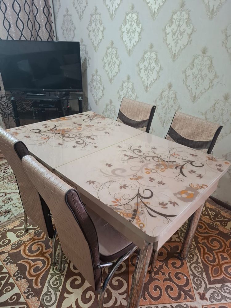 Срочно продается стол со стульями!!!