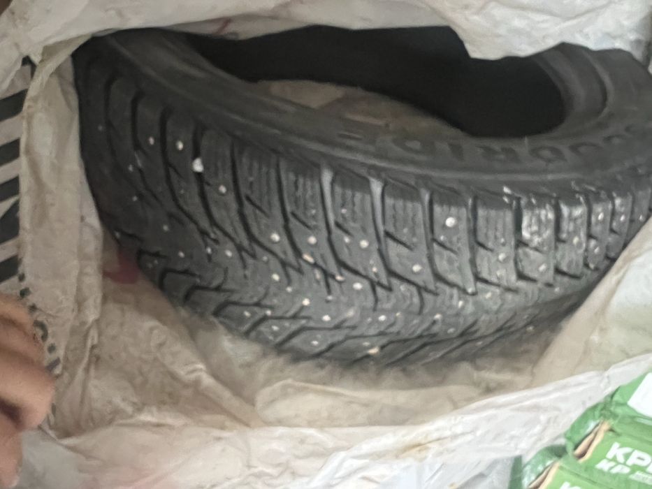 Продам б/у резину 215/55/17