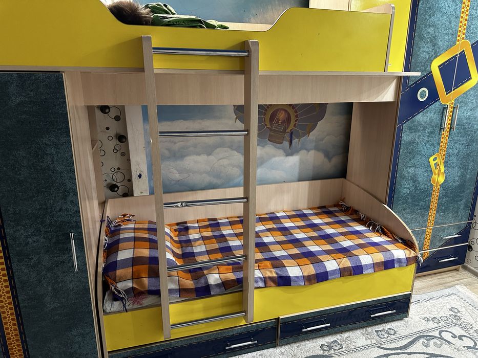 Продам детскую двухьярусную кровать