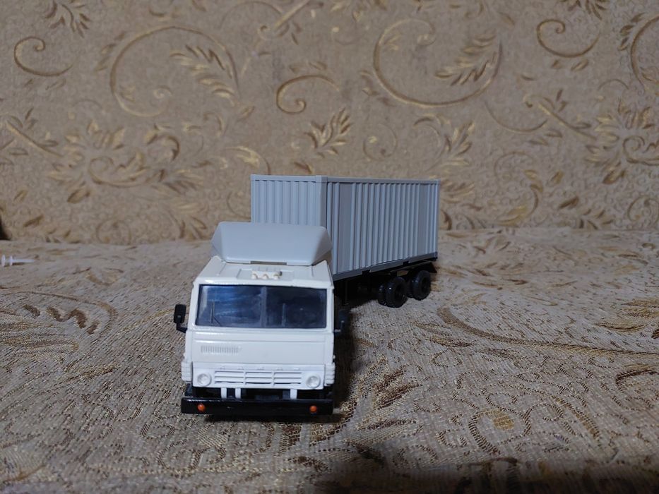 Продаю коллекционную модельку Камаз 5410 с полуприцепом контенеровоз
