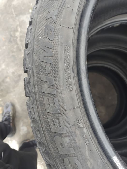 Продавам комплект зимни гуми 295\40\21 в много добро състояние 400.лв