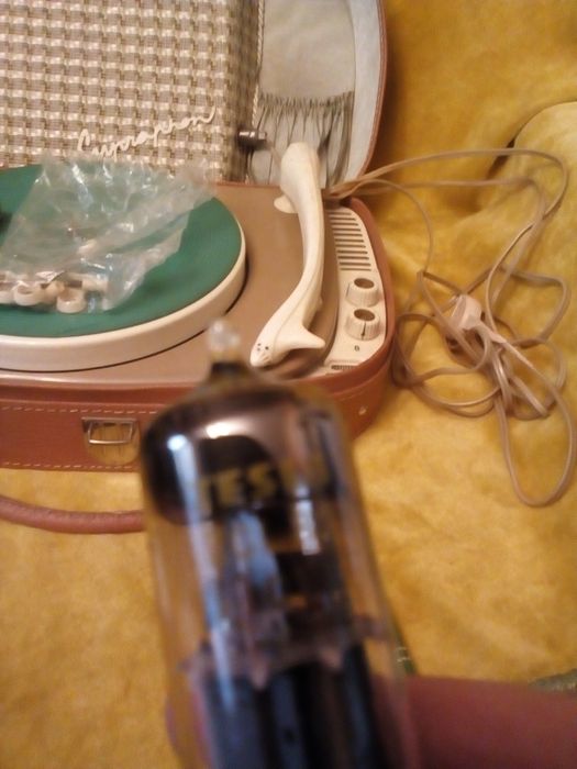 Vând Pickup pe Lampi supraphon tip  geamantan