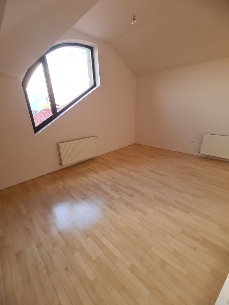 Reconditionare parchet, montaj plinte si parchet din lemn masiv.