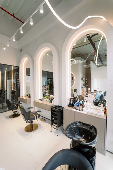 Inchiriez intreaga locatie sau 1 2 camere in Salon Servicii Frumusete