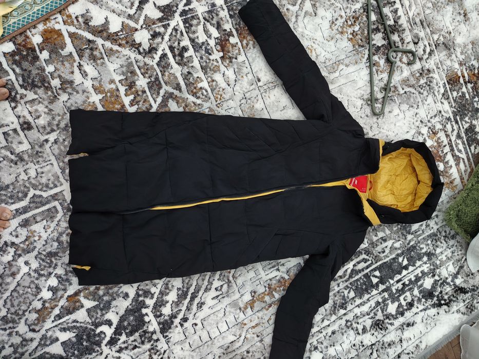 Продаётся чёрная длинная женская куртка