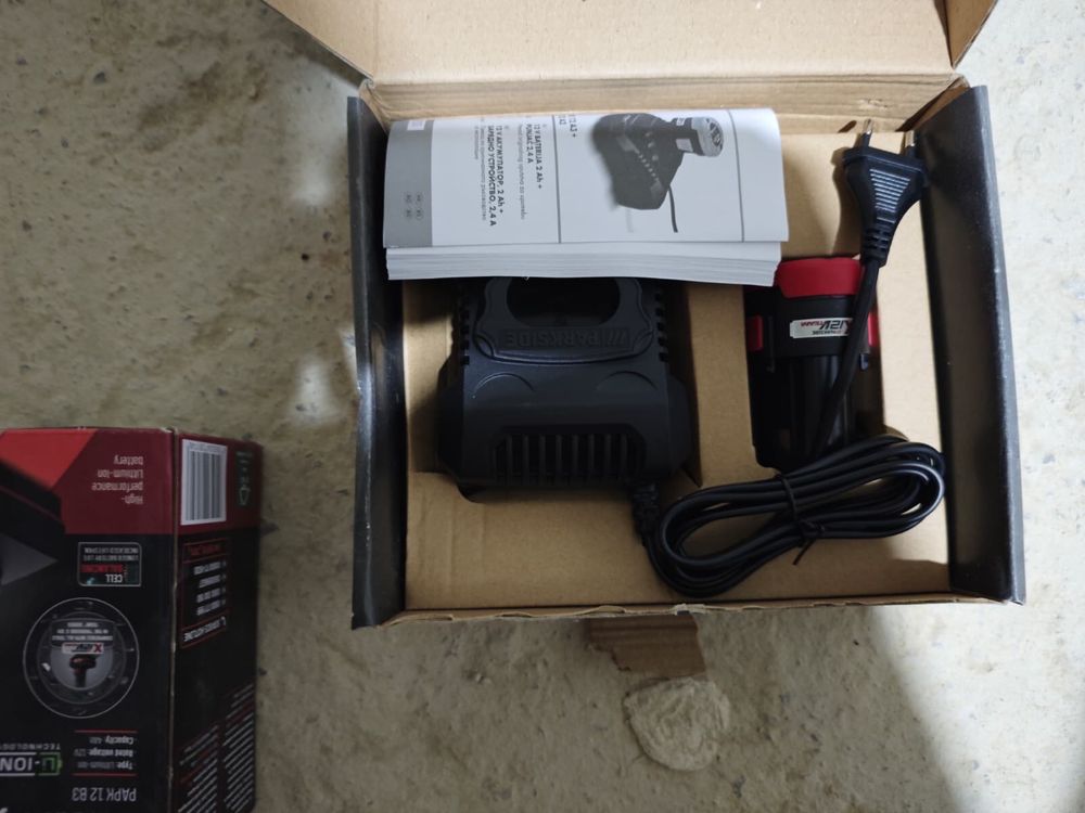 Parkside 12V зарядно плюс две батерии