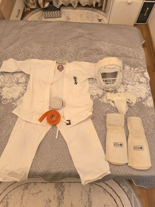Кимоно для карате с защиткой и шлемом