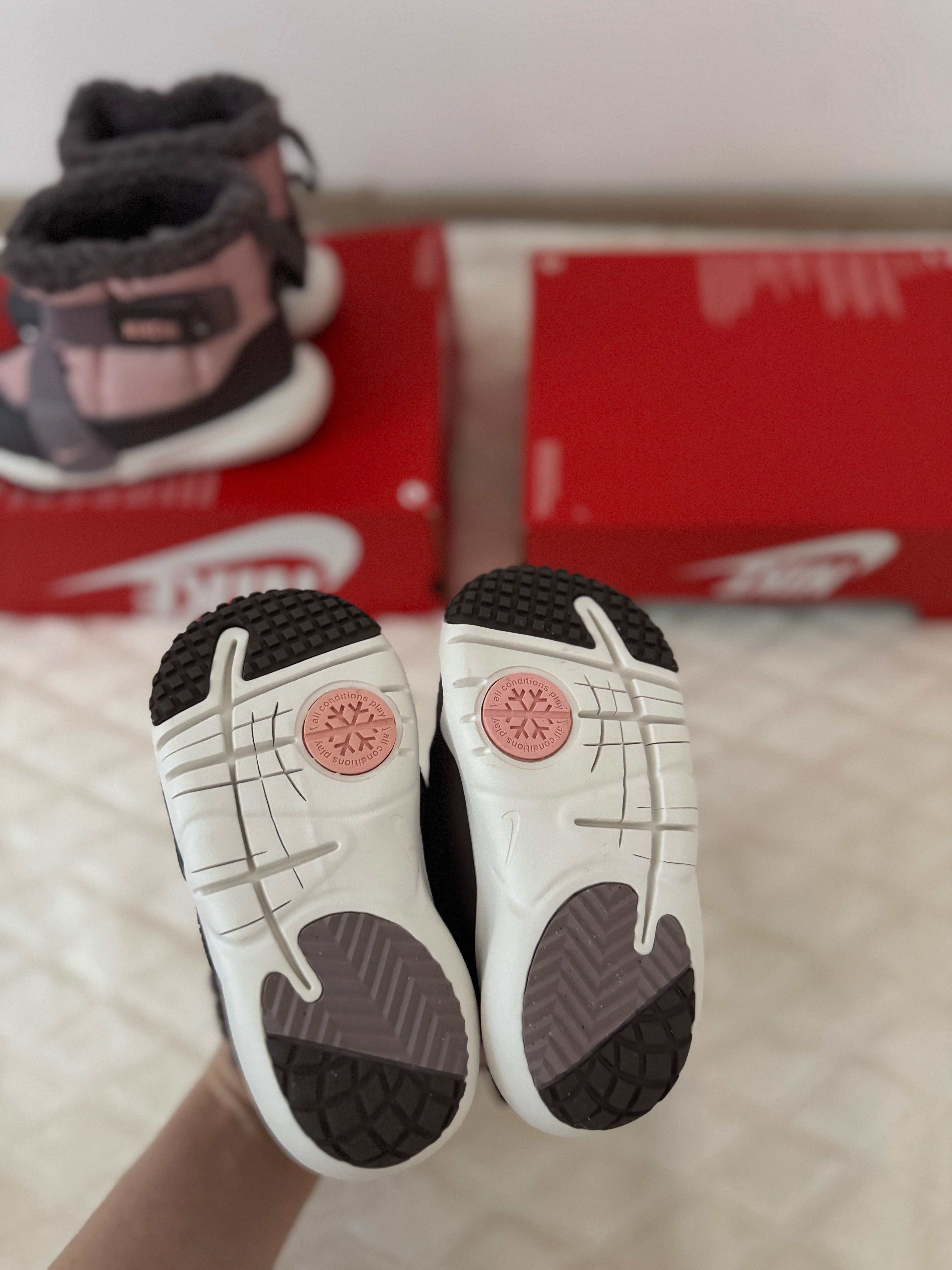 Нови детски ботушки Nike,размер: 21 и 23.5