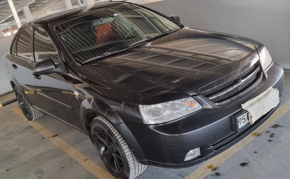 Lacetti 1.8 sotiladi