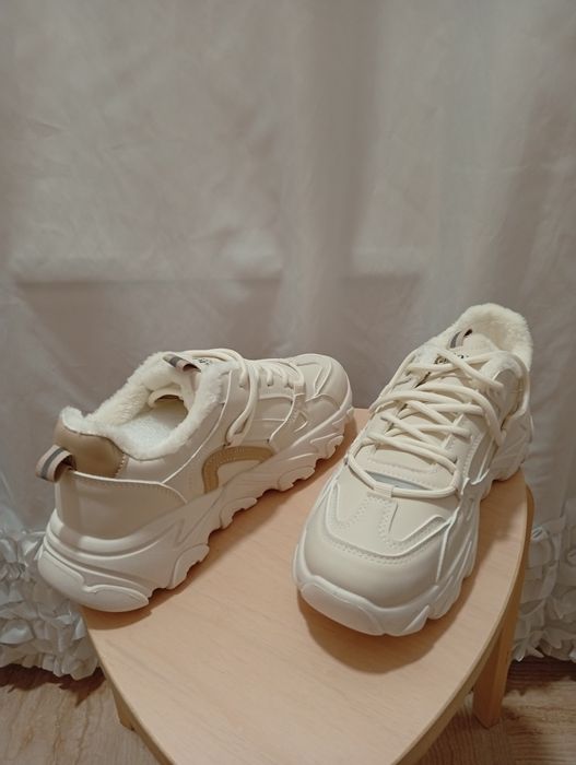 Кроссовки утепленные новые