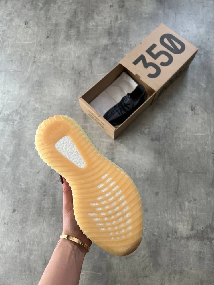 Отново Yeezy Boost 350 V2 CARBON