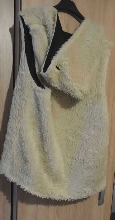 vesta cu blanita si geaca de blugi