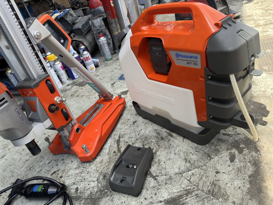 Masina de carotat Husqvarna cu pompa de apa pe baterii
