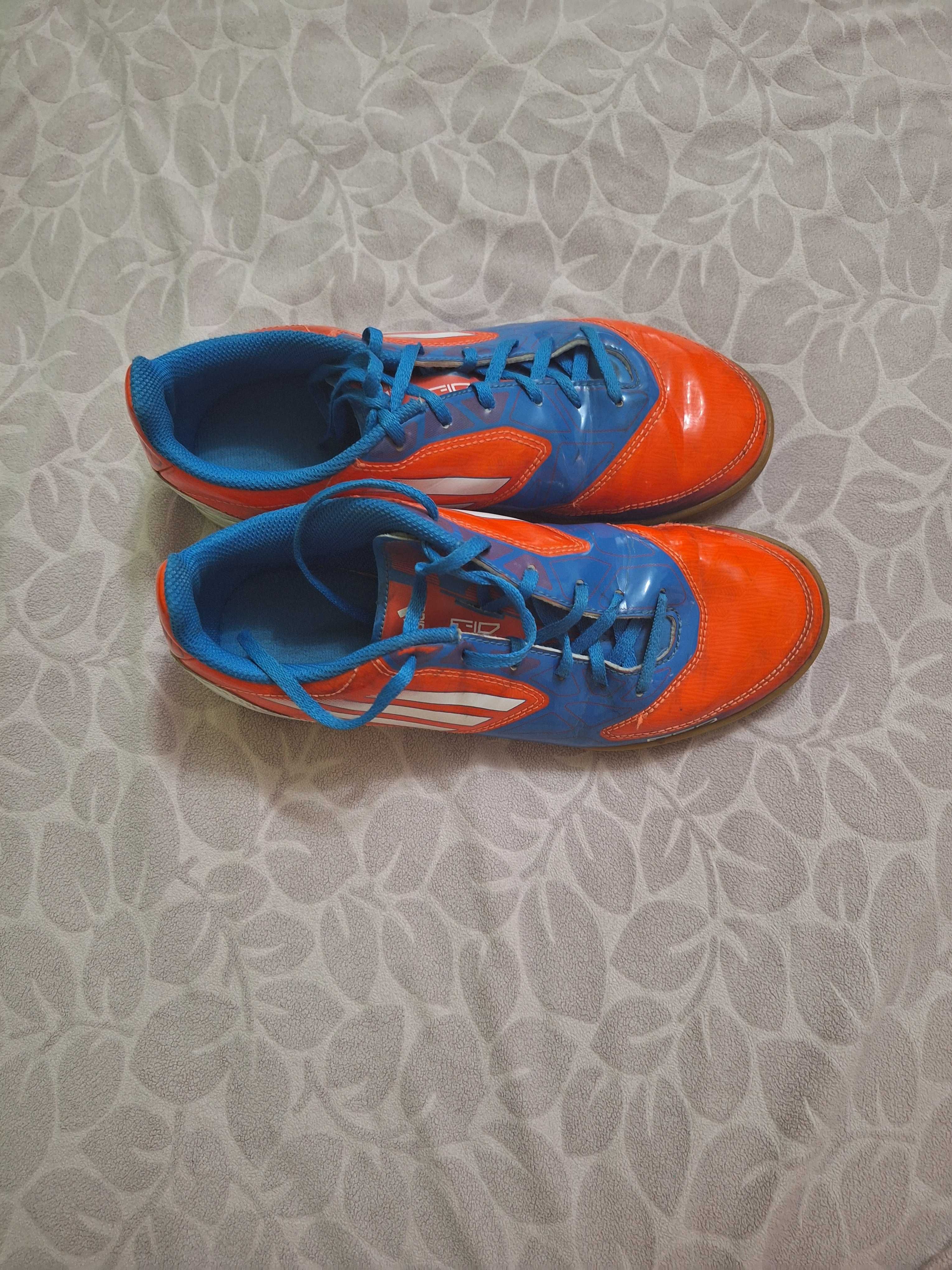 Спортни обувки adidas за зала
