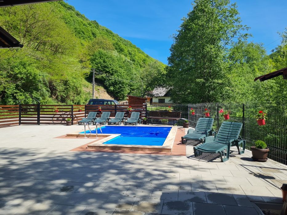 Cazare/Cabana/Pensiune cu piscina încălzită